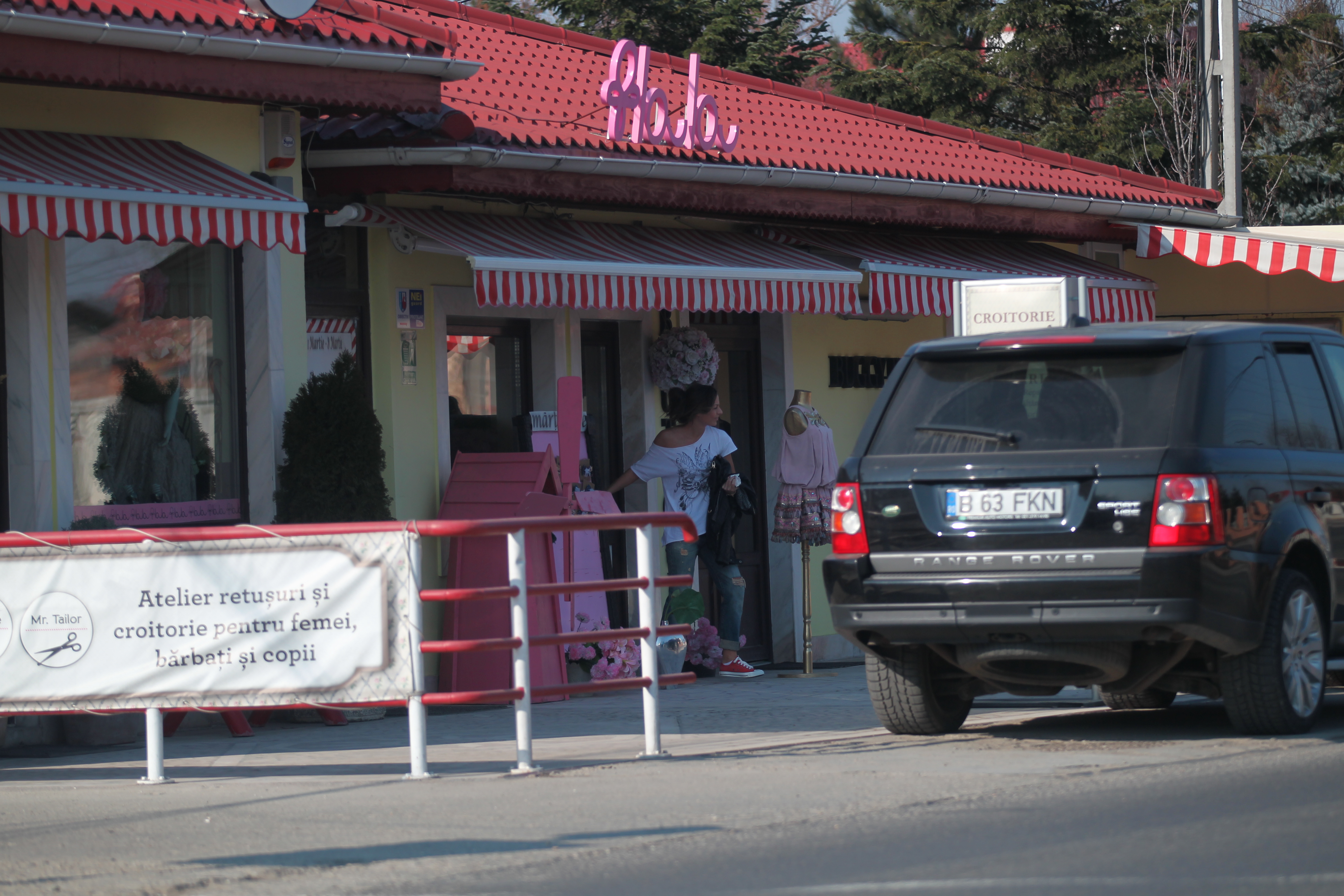 Iulian si Mihaela cumpara oua de prepelita dintr-un magazin cu produse bio