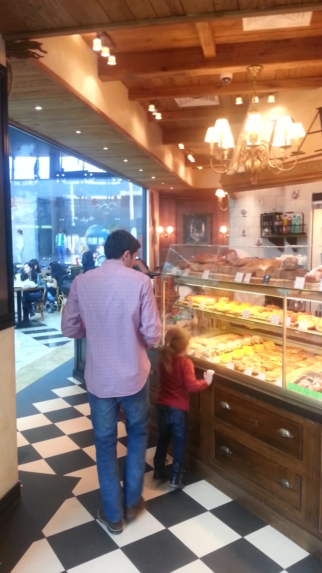 Catalin ii cumpara sotiei prajitura la care aceasta a poftit