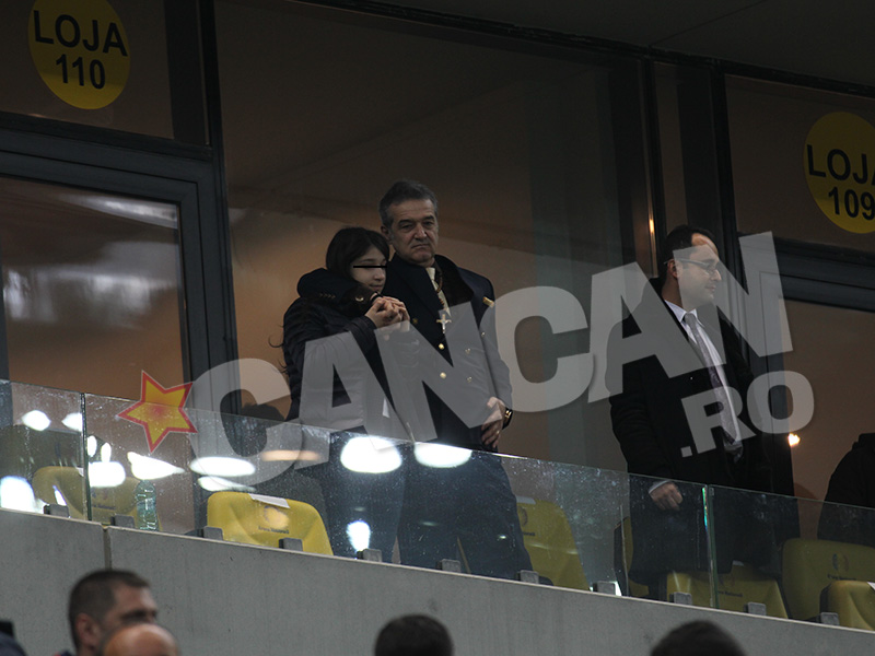 Nici crucile şi nici amuletele nu i-au adus victoria lui Gigi! Adevarul talisman norocos nu l-a scăpat din priviri tot meciul!