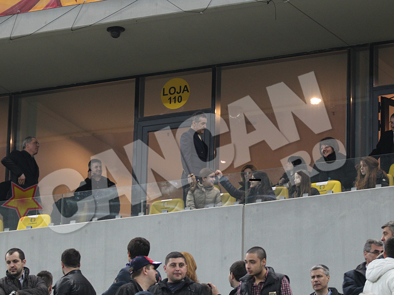 Nici crucile şi nici amuletele nu i-au adus victoria lui Gigi! Adevarul talisman norocos nu l-a scăpat din priviri tot meciul!