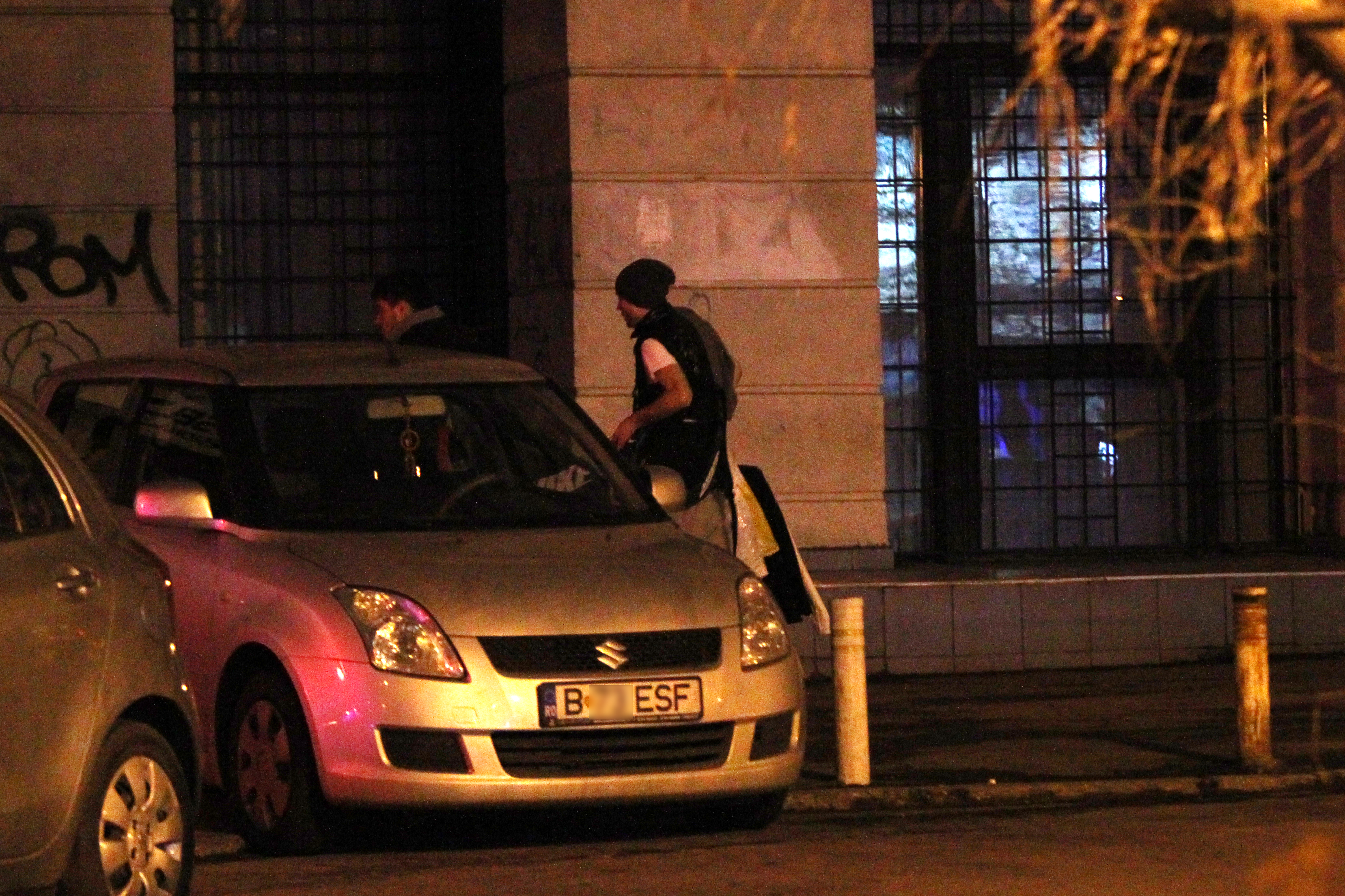 Sportivul se indreapta spre blocul unde locuieste urmat de prietenul sau