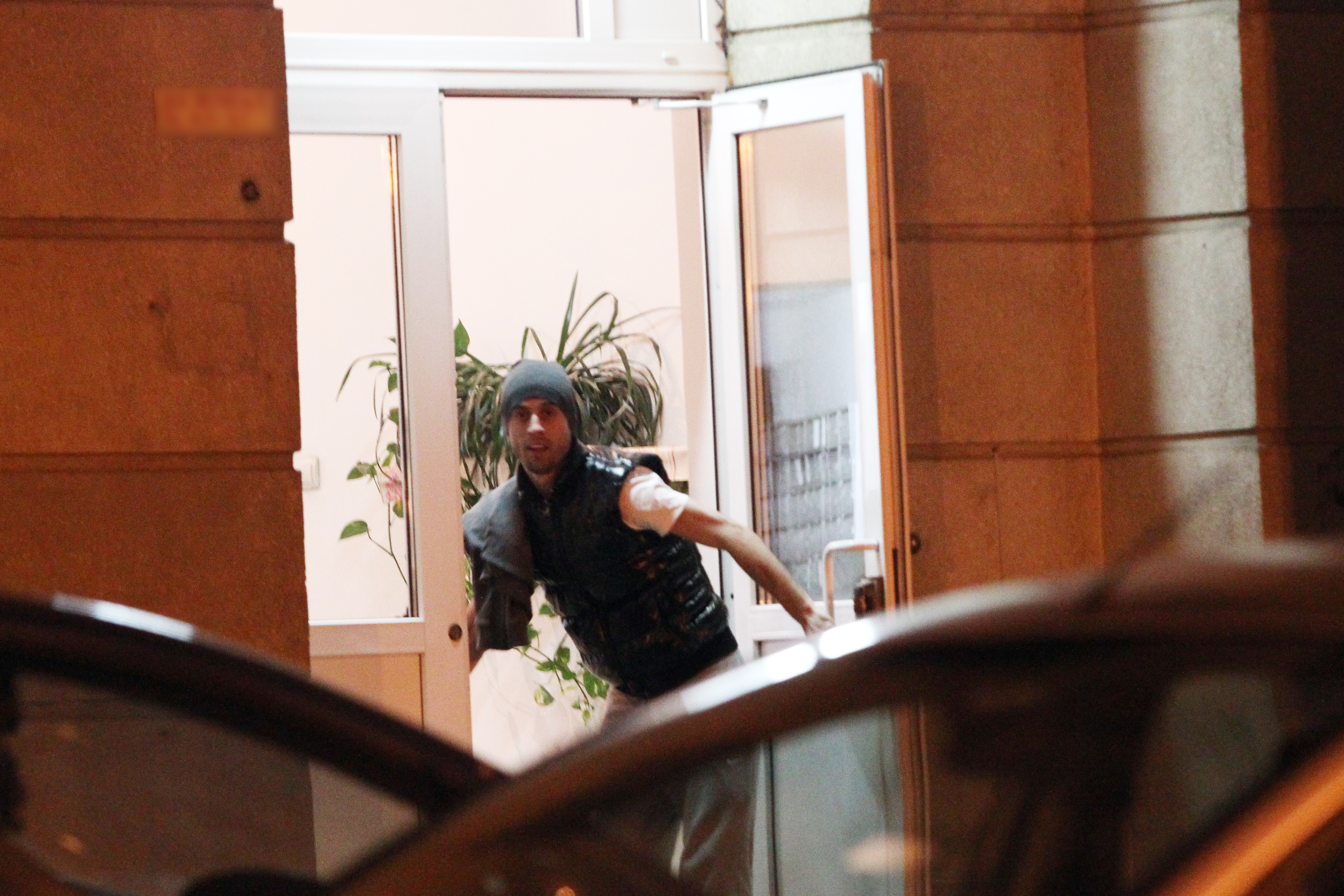 Amicul lui Tanase venise cu o gramada de haine, semn ca urma sa inopteze in casa sportivului