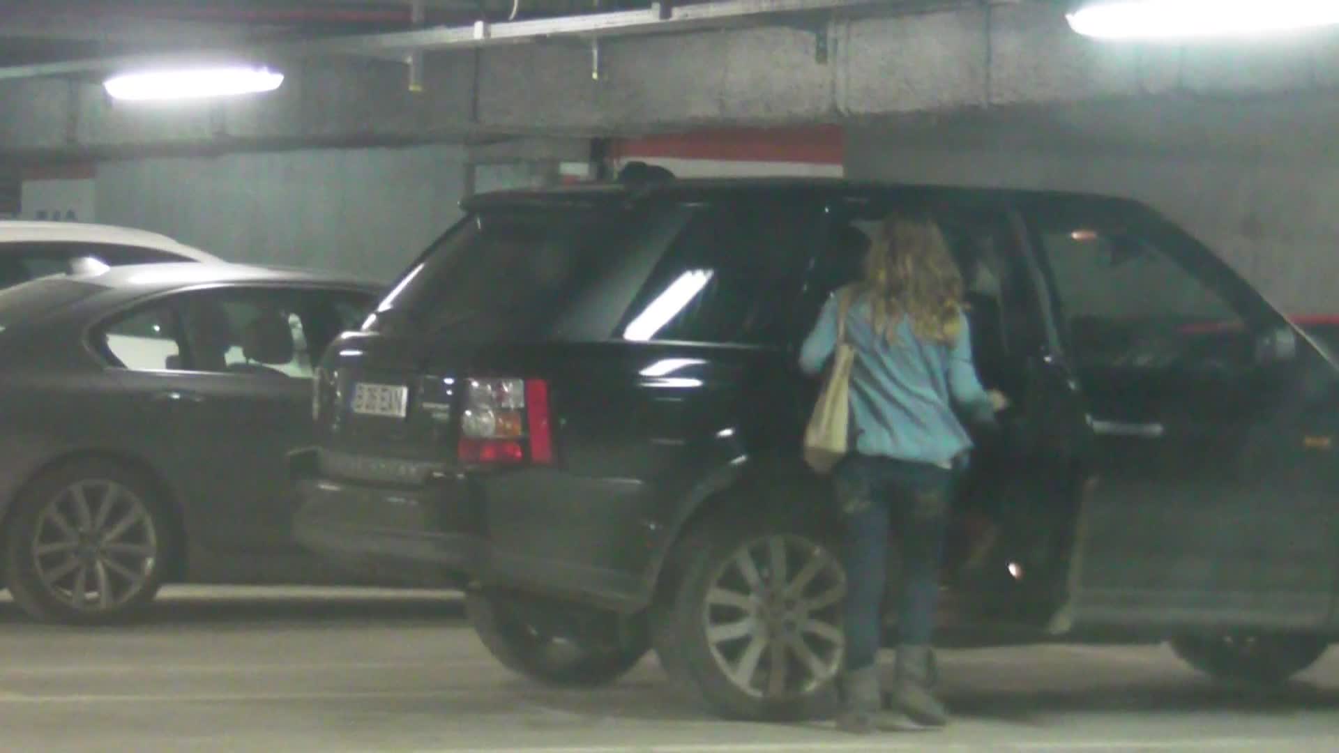 George este sofer pentru sotia si fiica sa, care se aseaza impreuna pe bancheta din spate