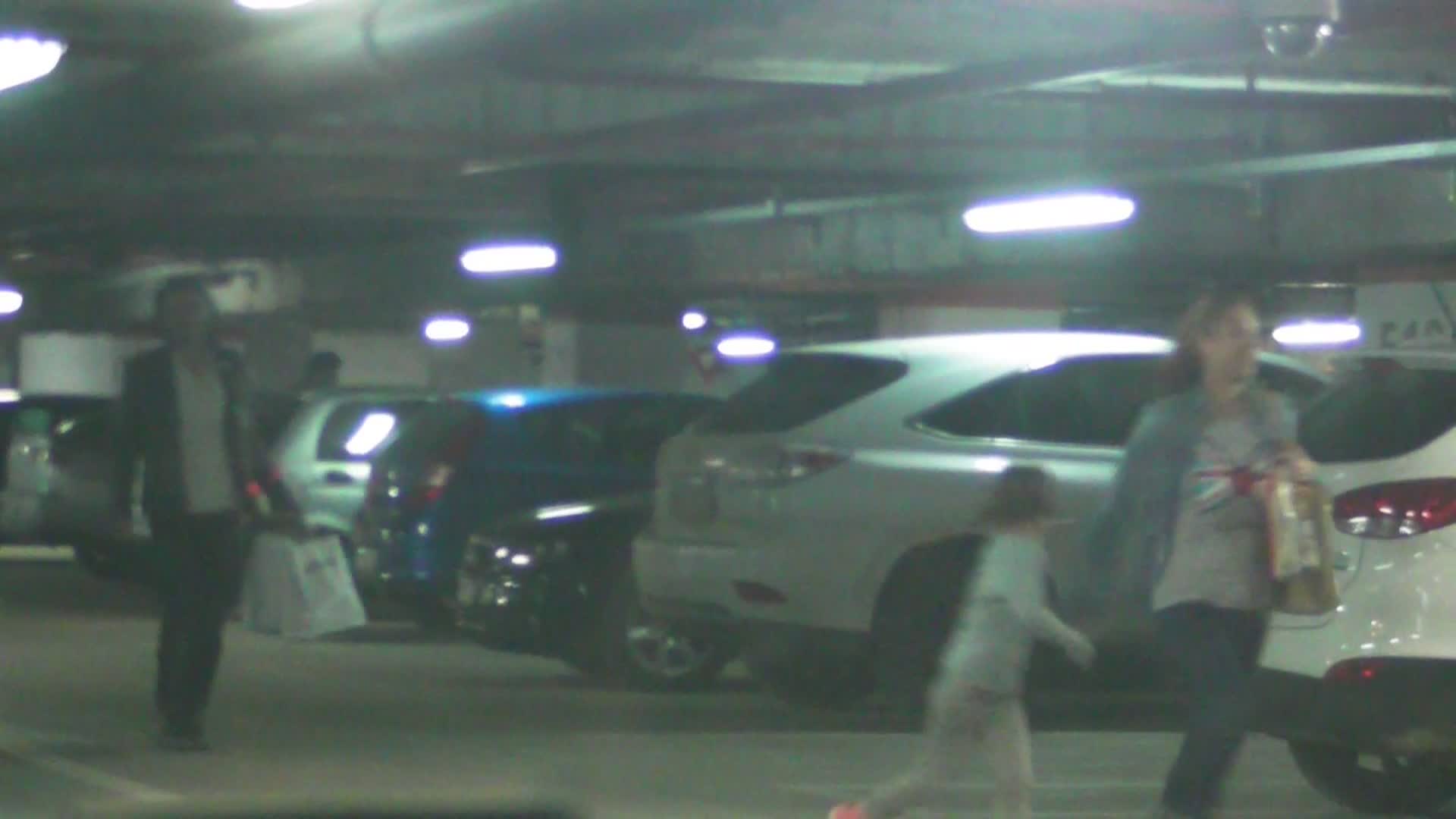 Sotia si fiica alearga pana la masina, lasandu-l in spate pe fostul international