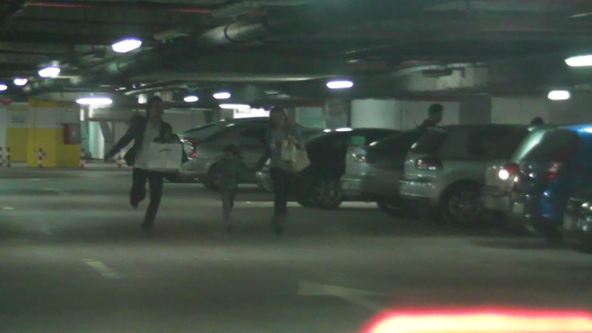 Fotbalistul isi alearga micuta prin parcarea mall-ului si nu pare deranjat de privirile pline de uimire ale celor din jur