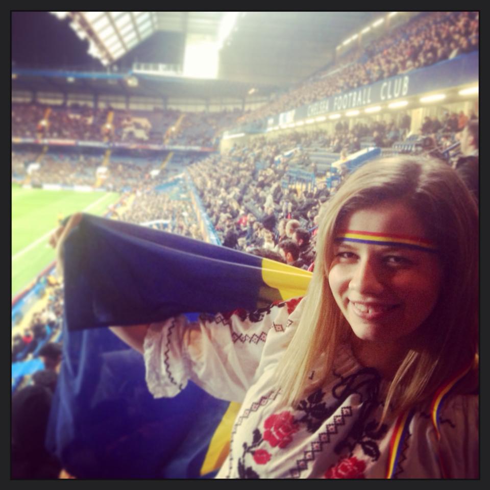 Fiica lui Sorin a profitat ca meciul s-a tinut la Londra, unde ea invata, pentru a fi prezenta pe stadion cu steagul Romaniei in maini