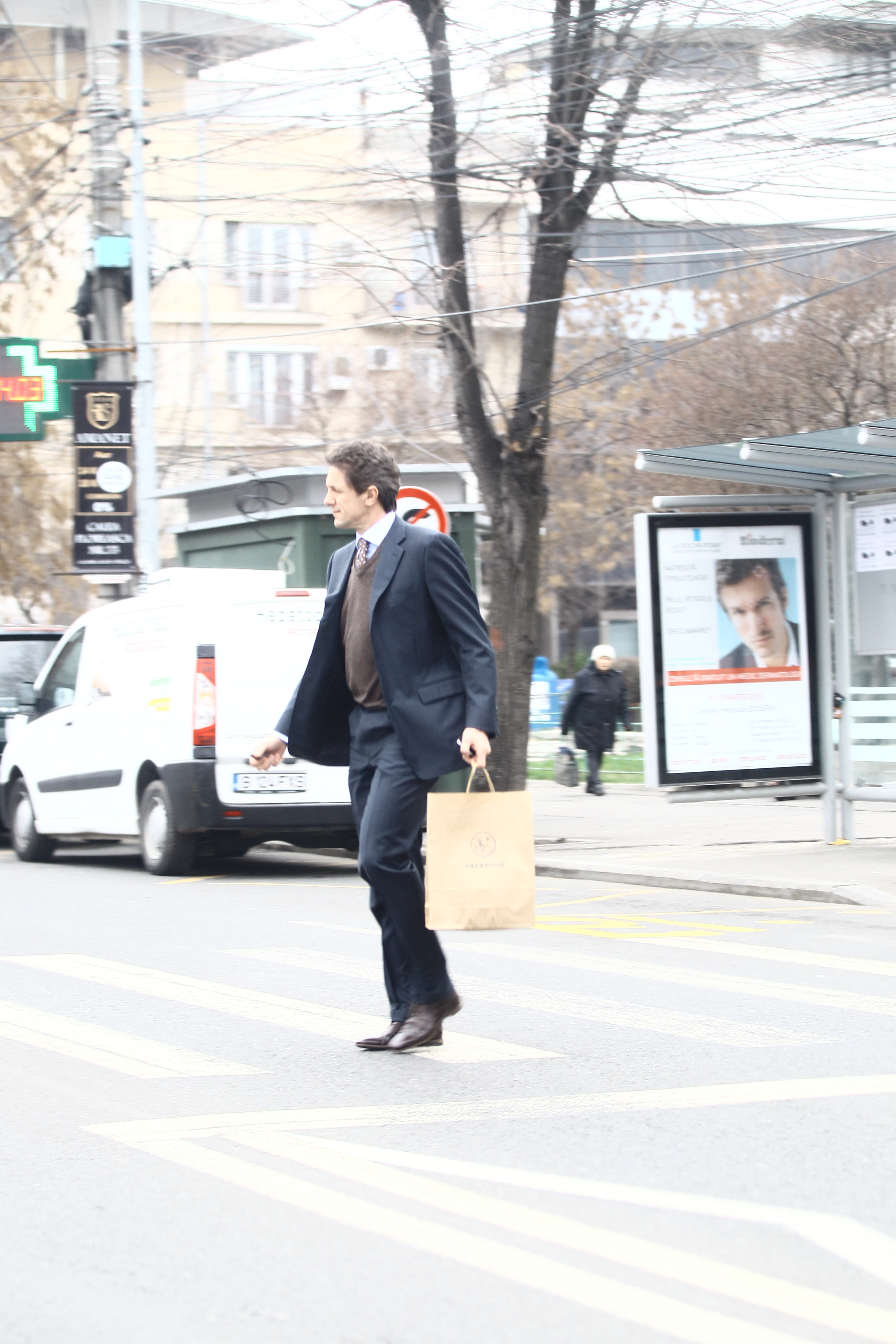 Barbatul traverseaza regulamentar, chiar pe la trecerea de pietoni