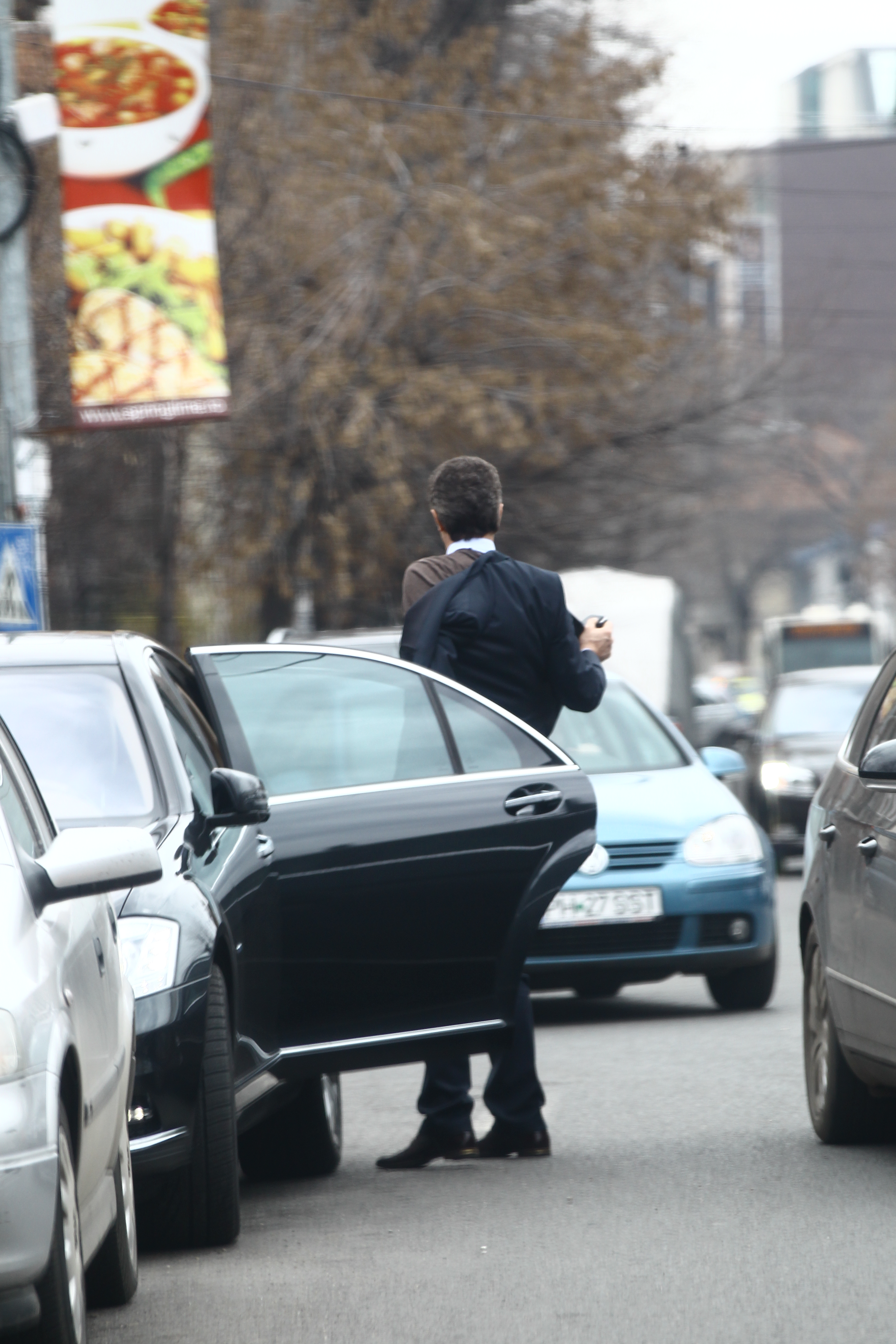 Pentru a nu-si sifona sacoul, Popescu il da jos si il pune pe bancheta din spate