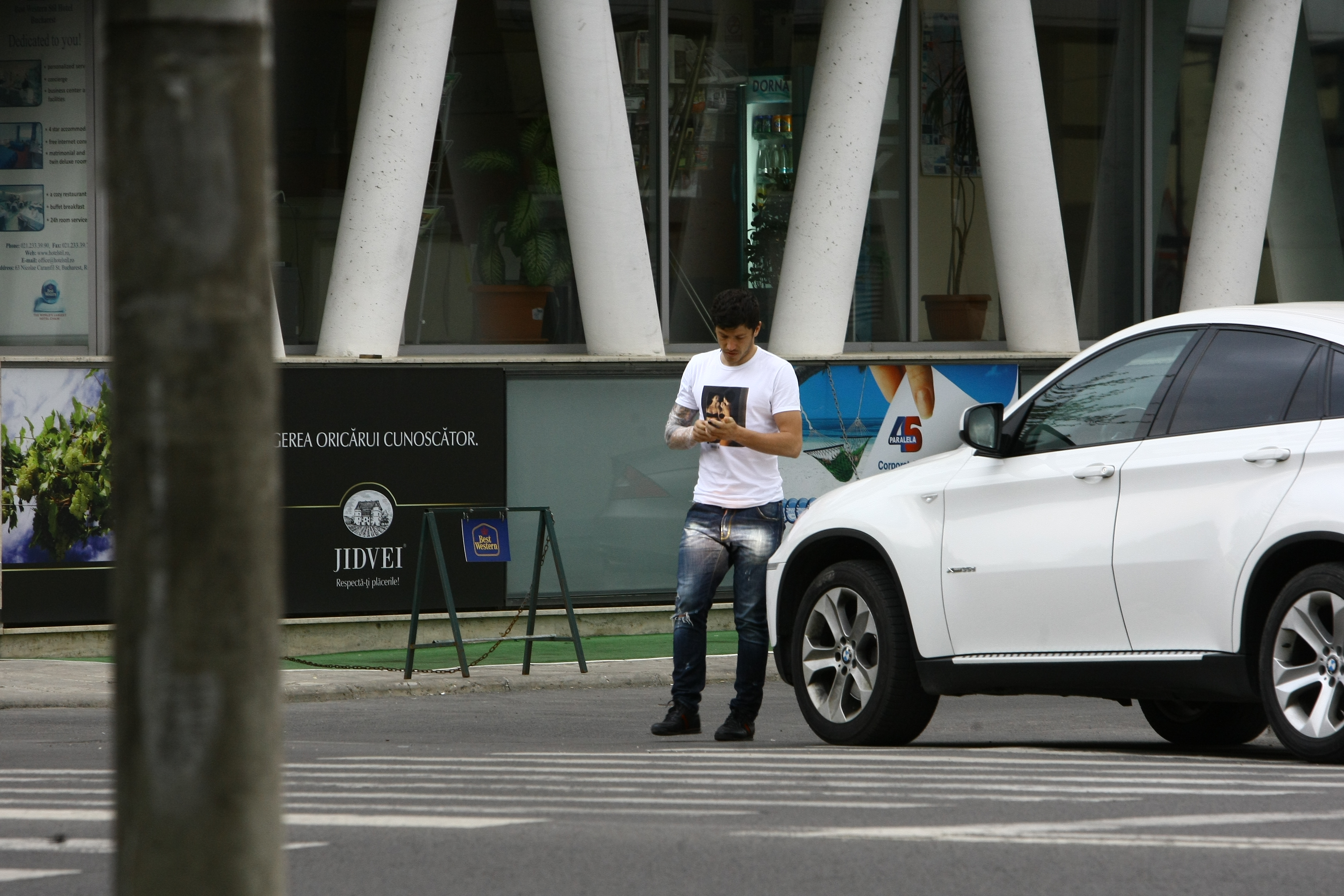 Sportivul este mai mult atent la telefonul mobil decat la mers
