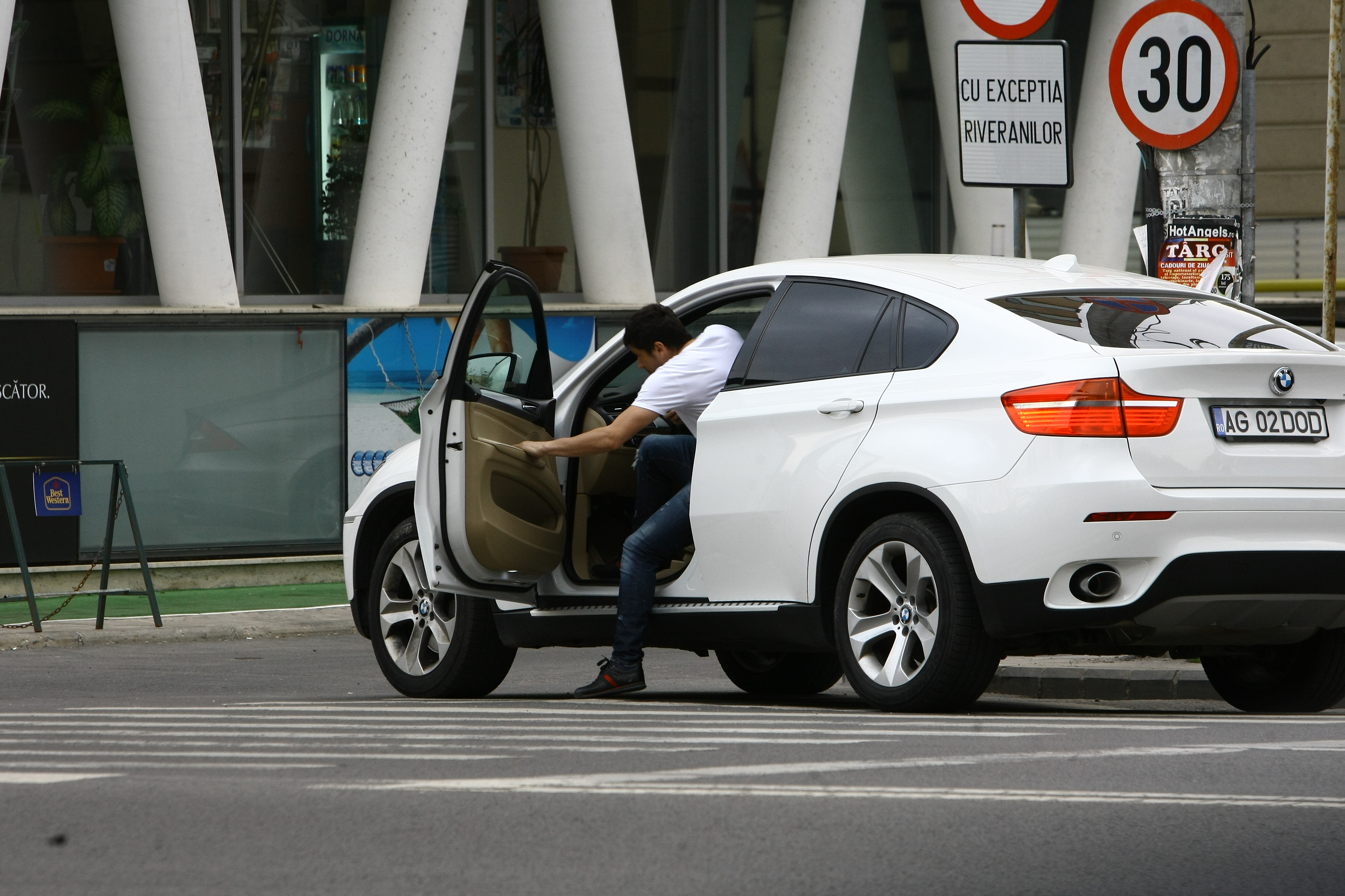 Tanarul se urca in masina si demareaza in tromba