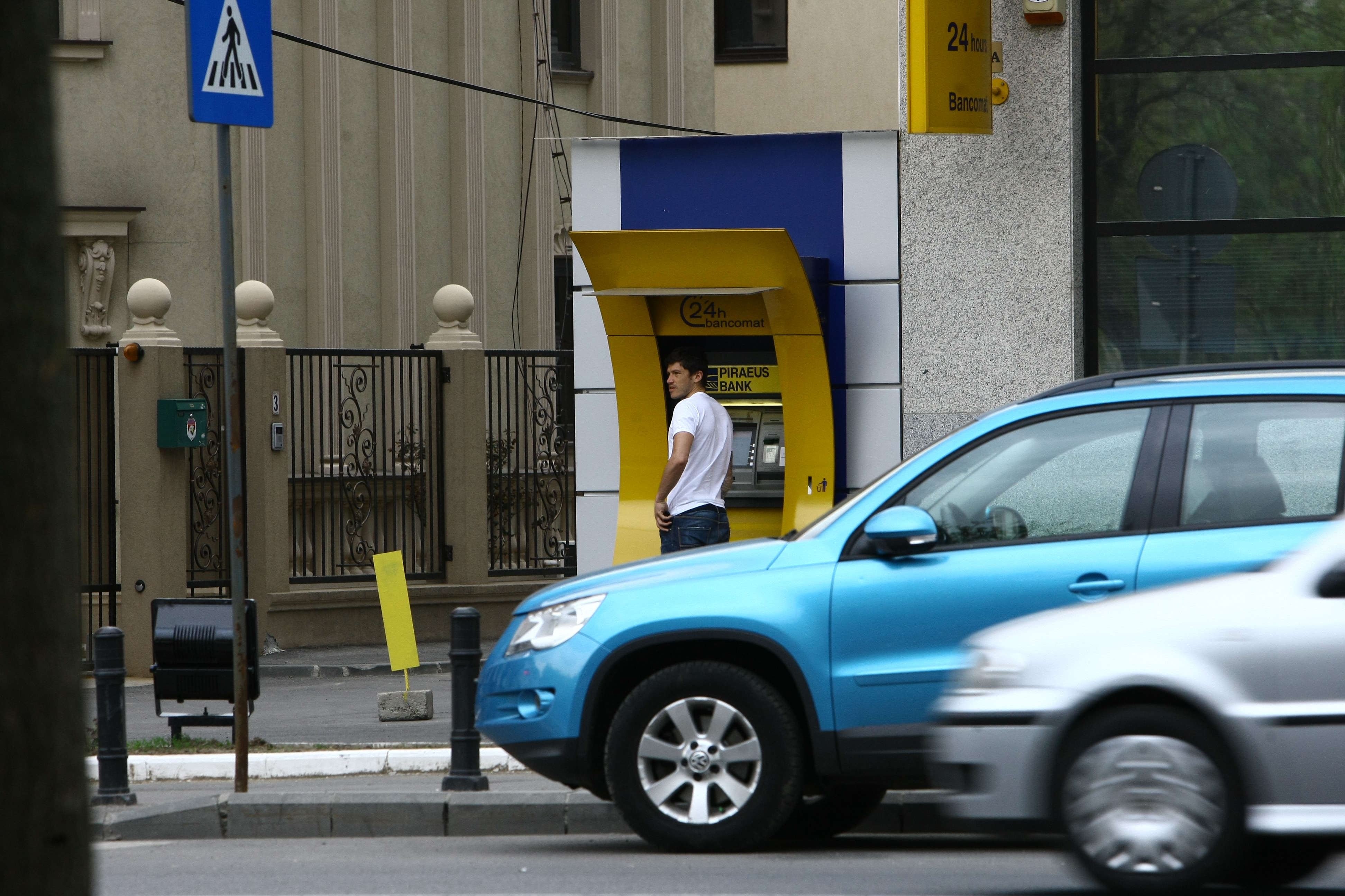 Dodel se opreste la bancomat pentru a scoate ceva bani