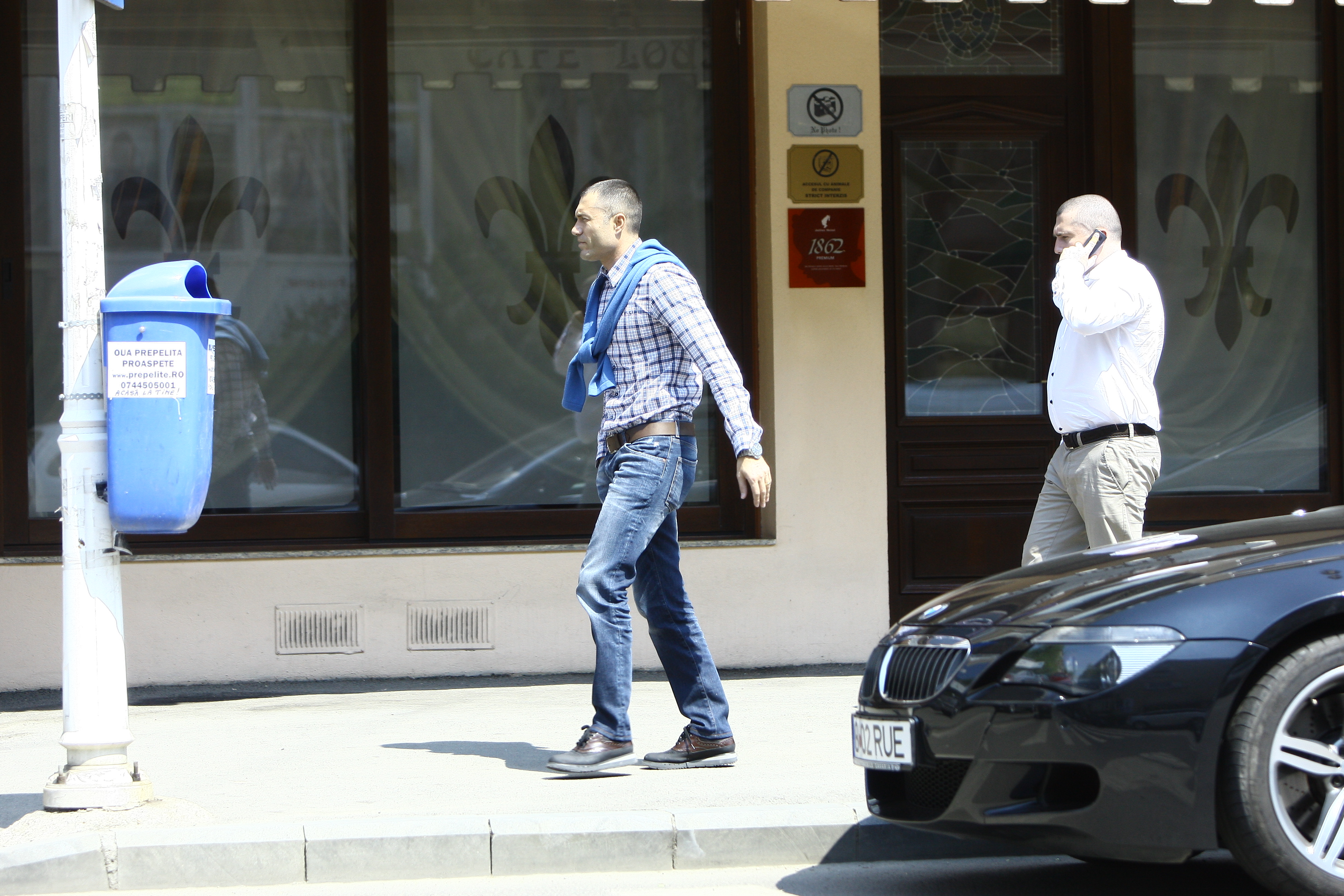 Fostul fotbalist iese grabit din cafenea fara sa isi dea seama ca si-a uitat geanta cu laptop