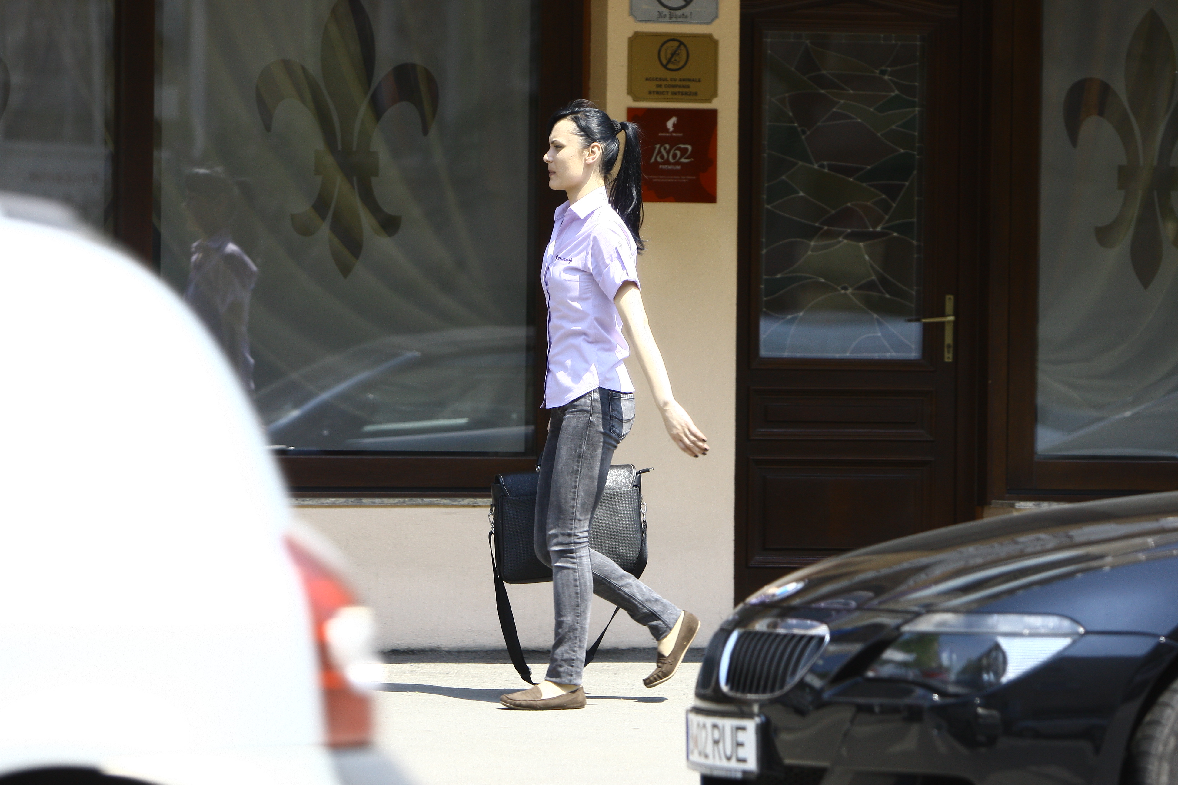 La scurt timp ospatarita iese alergand dupa Ilie cu geanta in mana