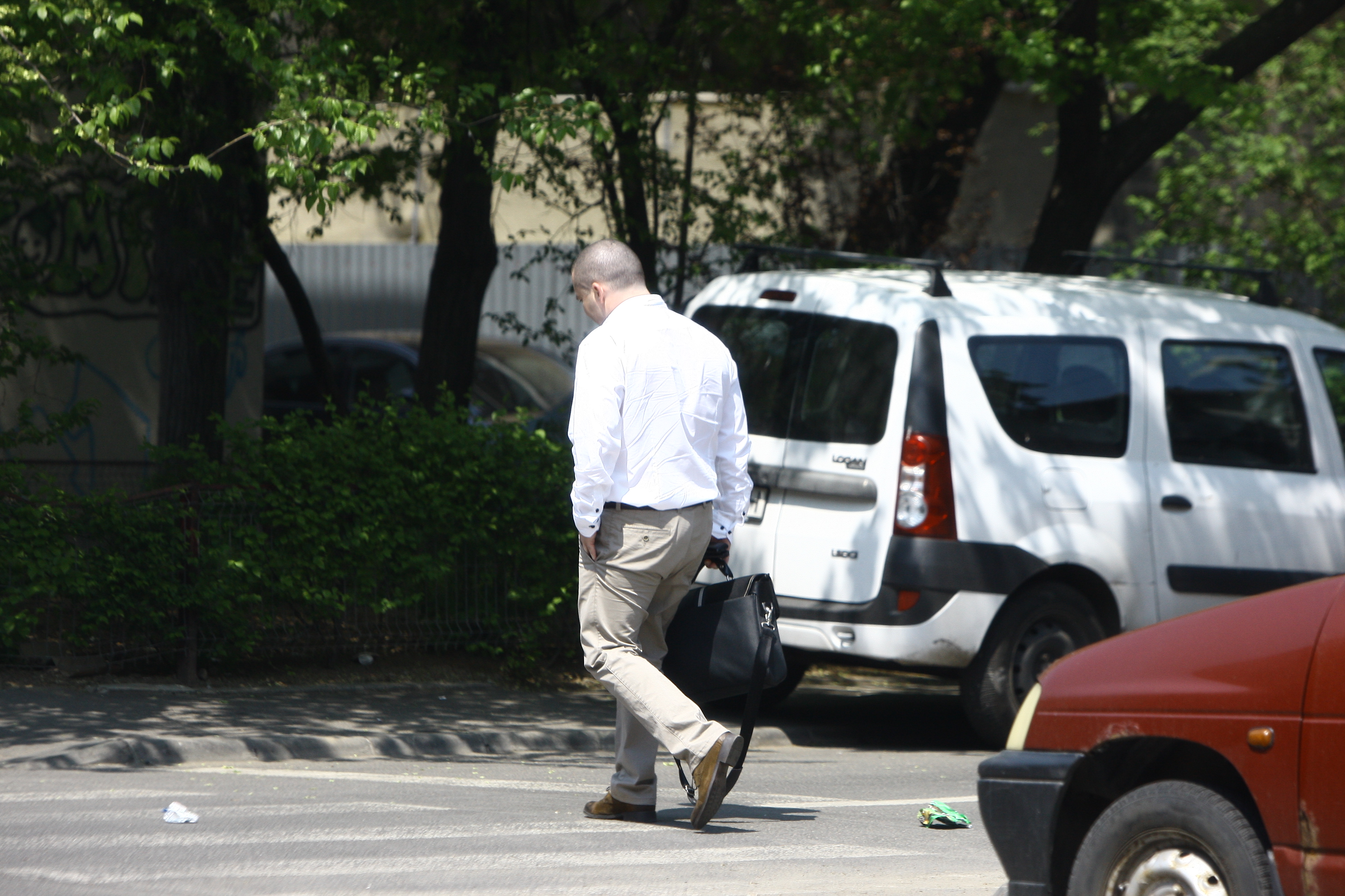 Pentru ca sportivul vorbea la telefon, barbatul care il insotea se ofera el sa se intalneasca cu ospatarita