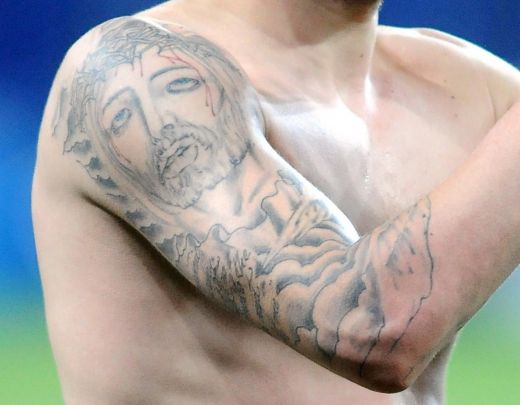 Tanase nu a fost prea inspirat cand a ales sa-si tatueze chipul lui Iisus