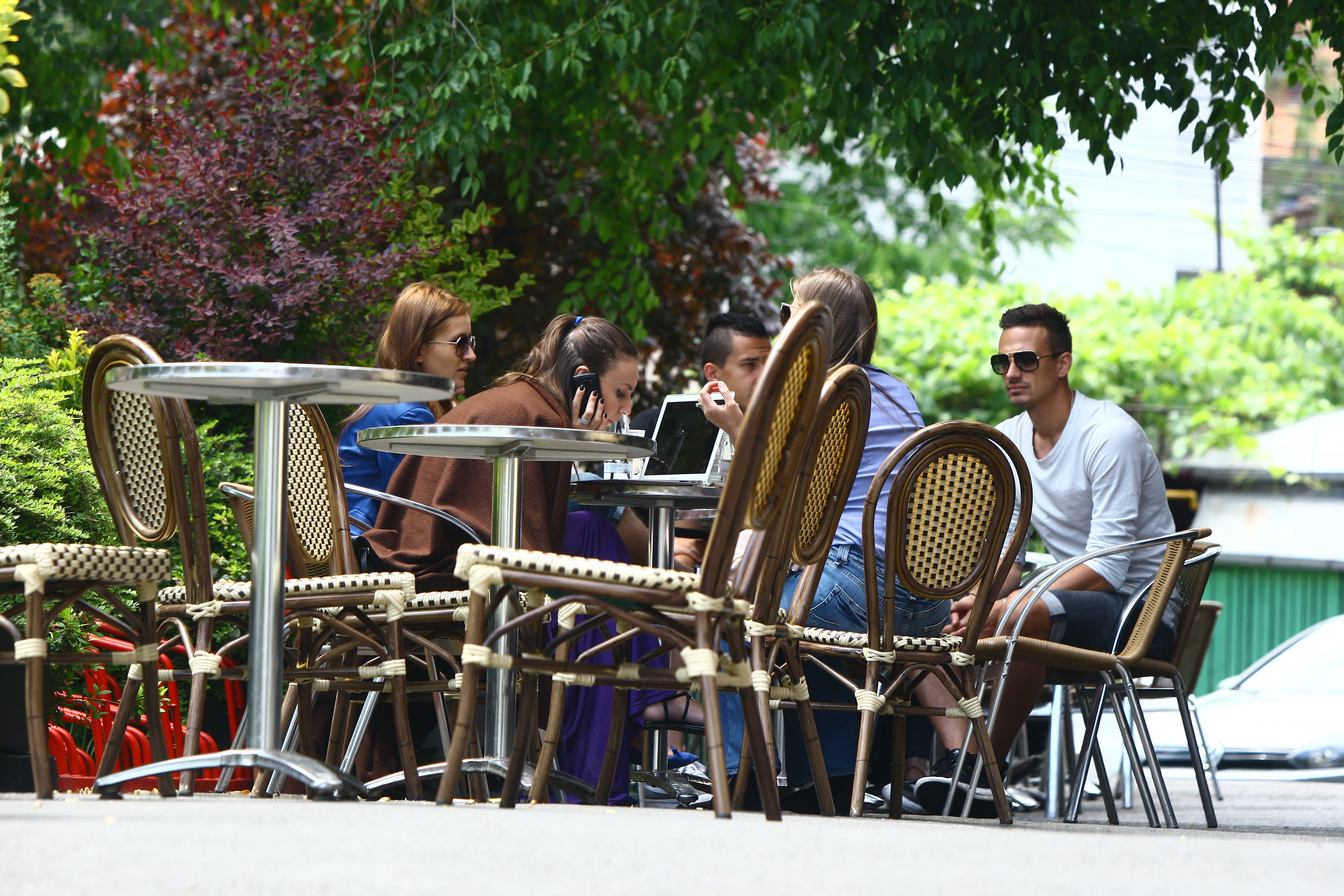 Lukas Szukala ajunge si el la terasa si face cunostinta cu tinerele