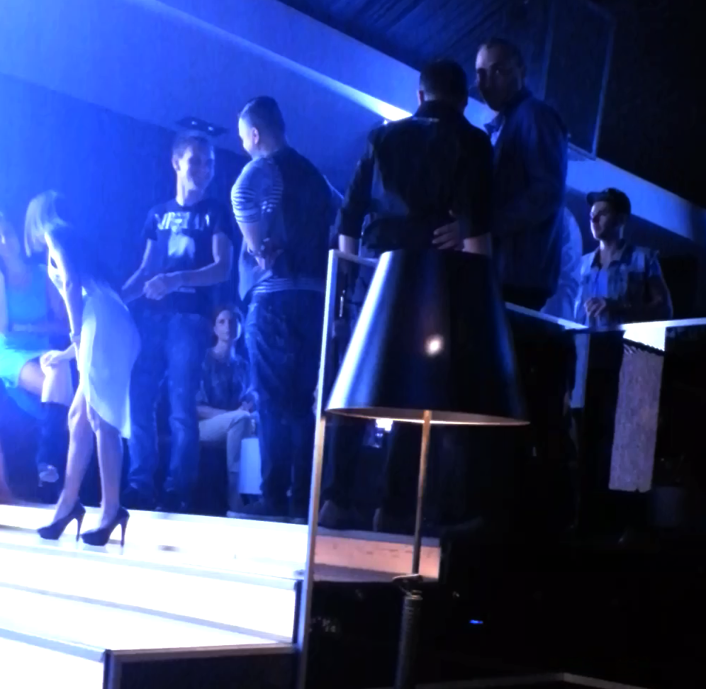 Sportivul ii zambeste cu subinteles prietenului sau