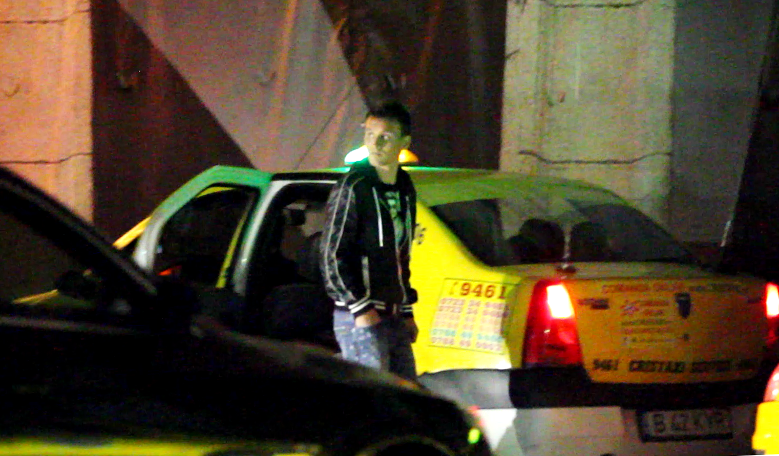 Dupa ce s-a asigurat ca fetele au urcat in taxi, Mitea se aseaza alaturi de ele