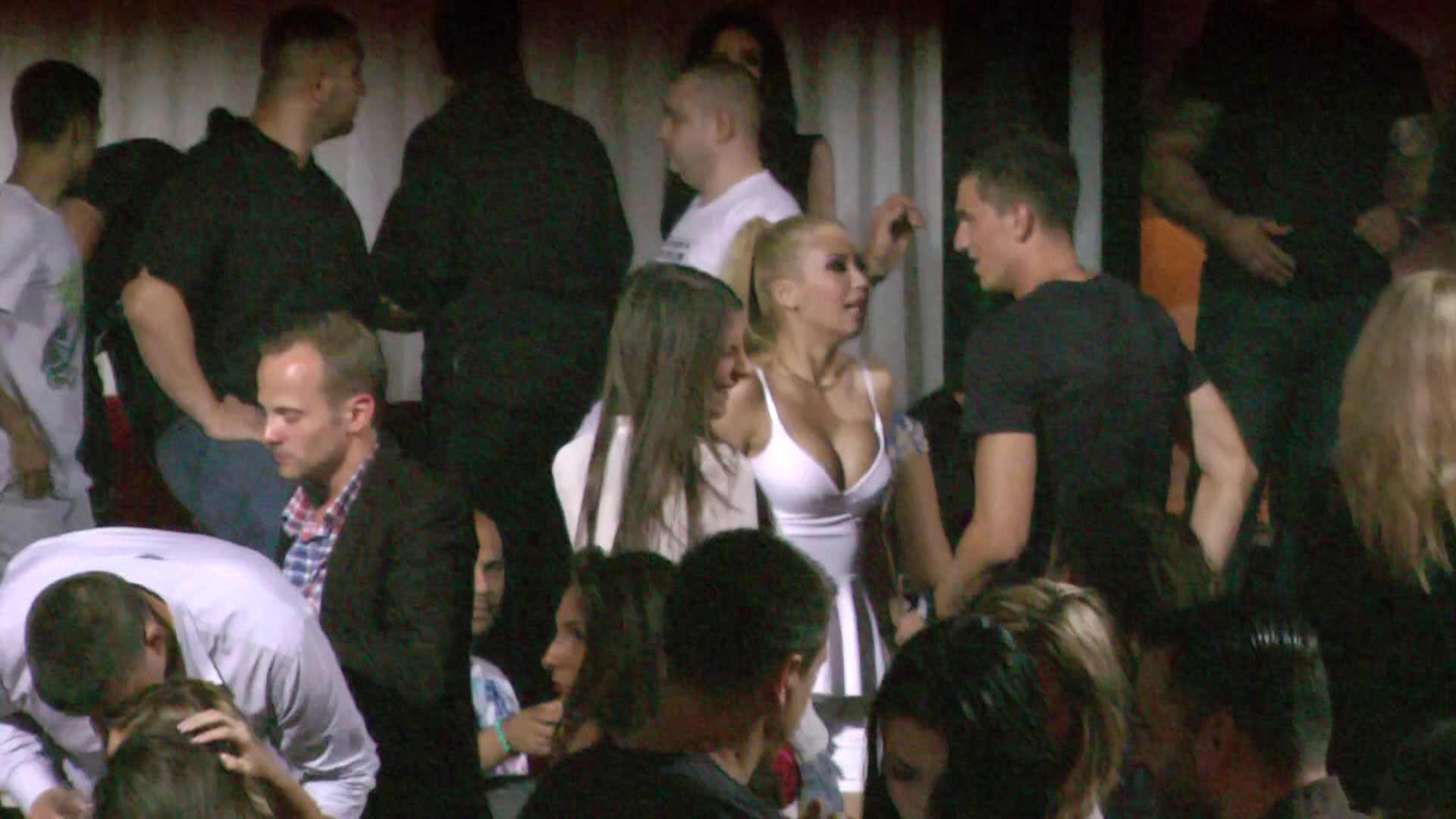 Fotbalistul este captivat de decolteul domnisoarei