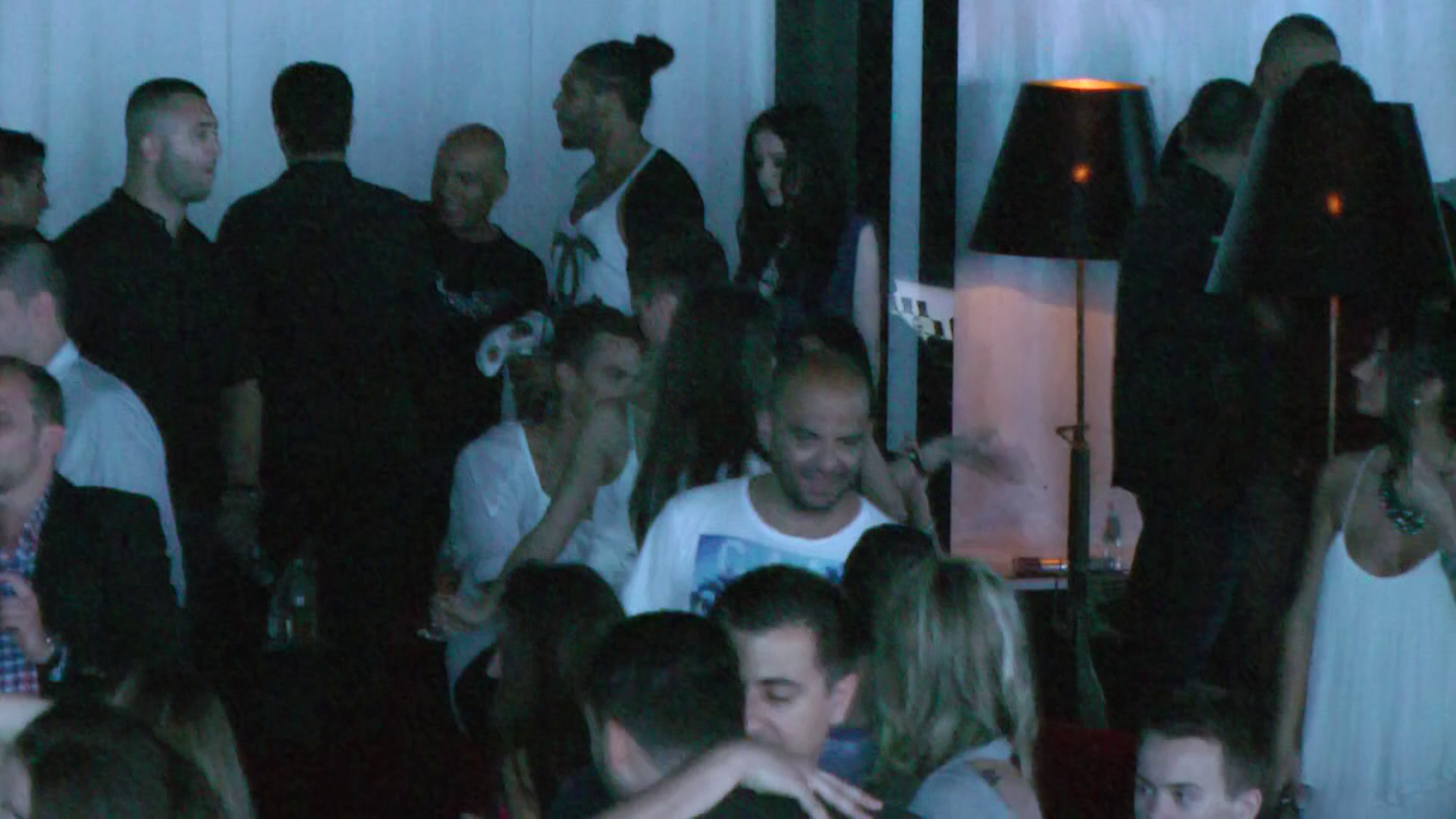 Obosit dupa atat dans, Lukas se aseaza pe marinea canapelei