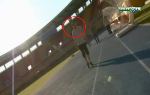 Momentul in care Meme Stoica isi face aparitia langa jurnalisti