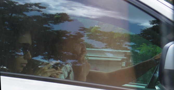 In timp ce stelistul isi vedea linistit de