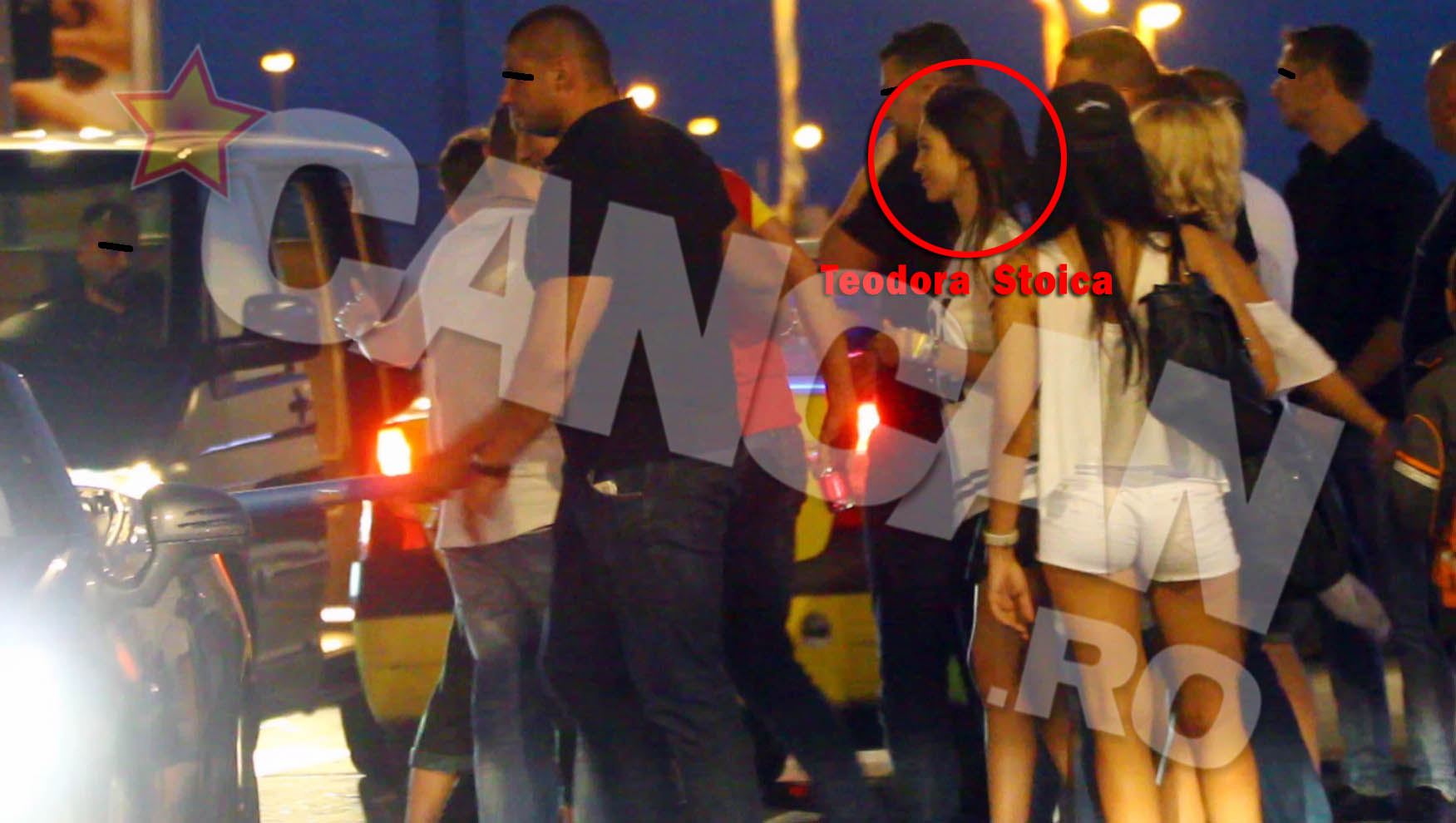 Deranjat probabil de masinile care treceau pe strada, a lovit un autoturism cu cutia pe care o tinea in mana