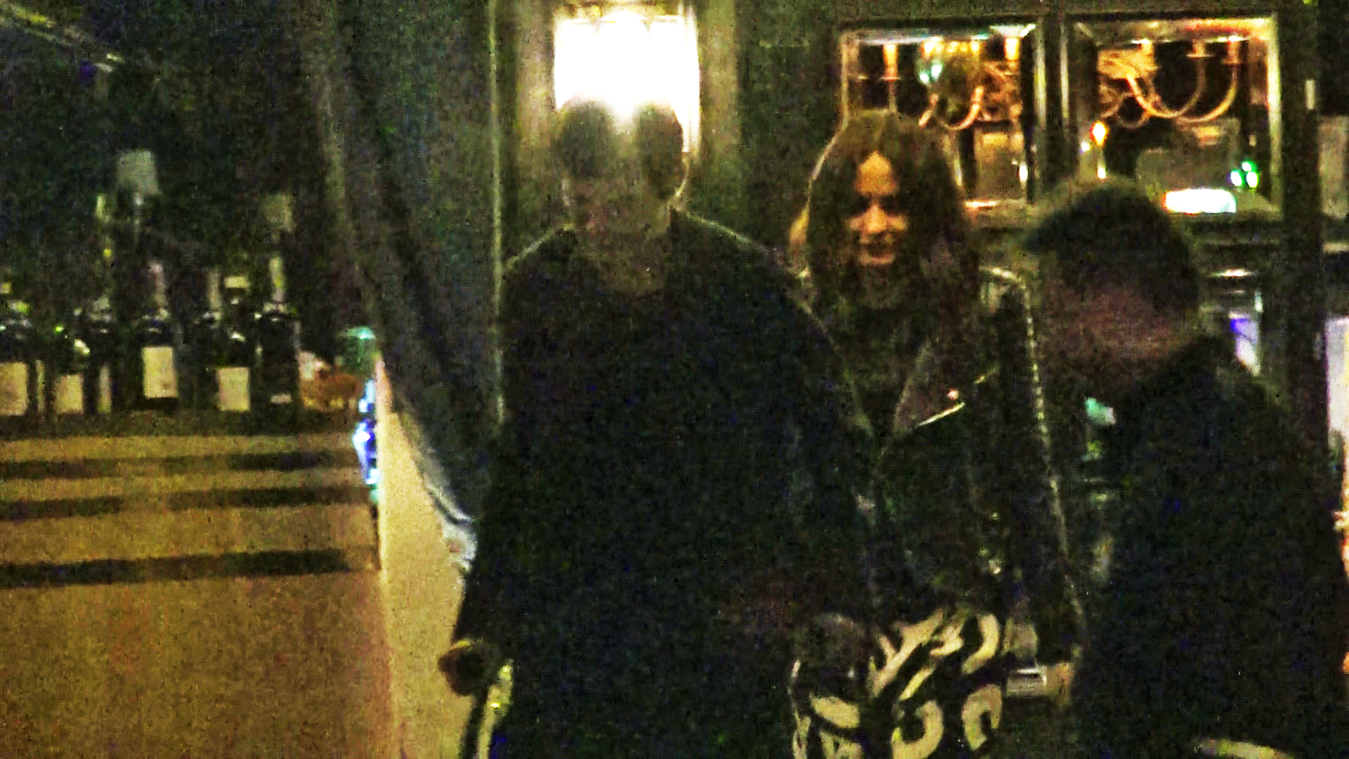 Chivu a iesit primul din restaurant si a mers la masina cu ajutorul carjelor. Sotia sa l-a urmat indeaproape