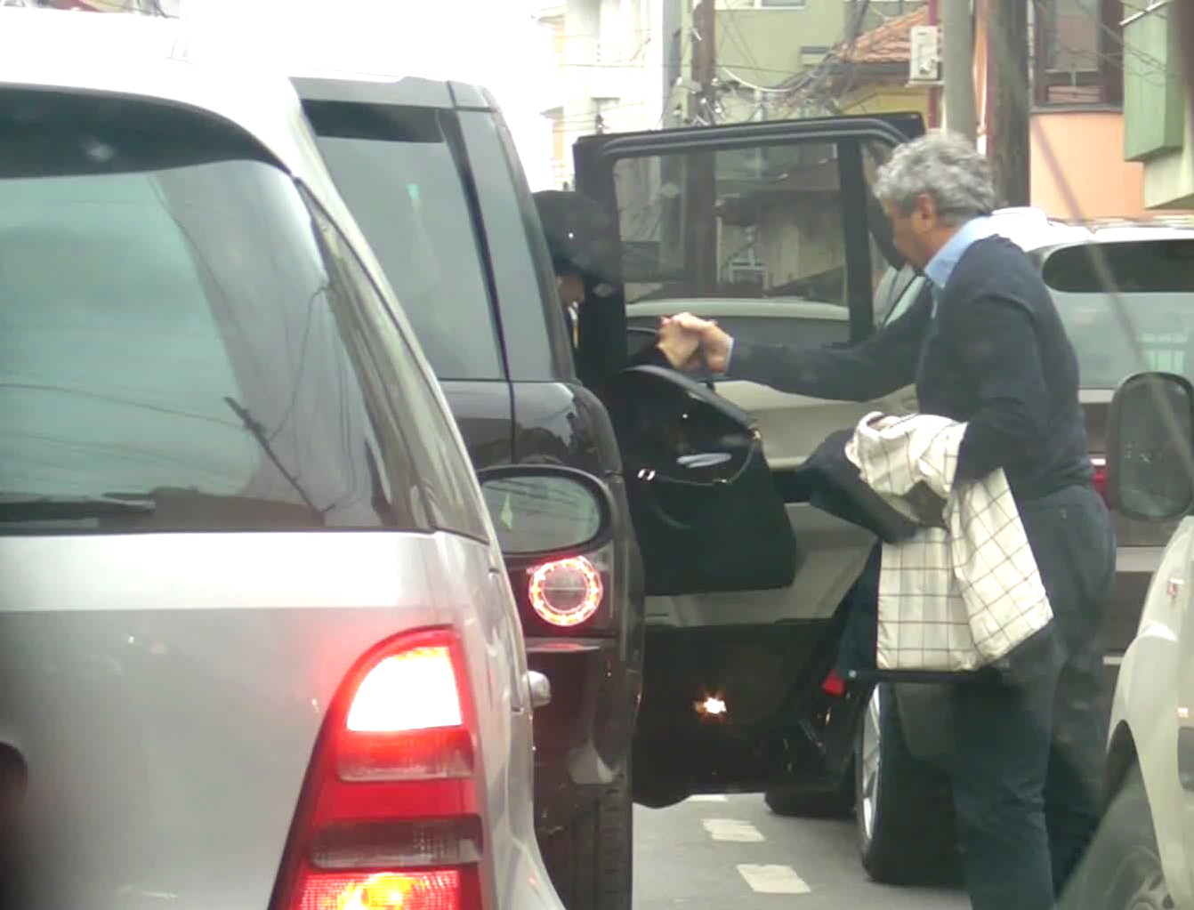 Antrenorul isi ajuta sotia sa coboare