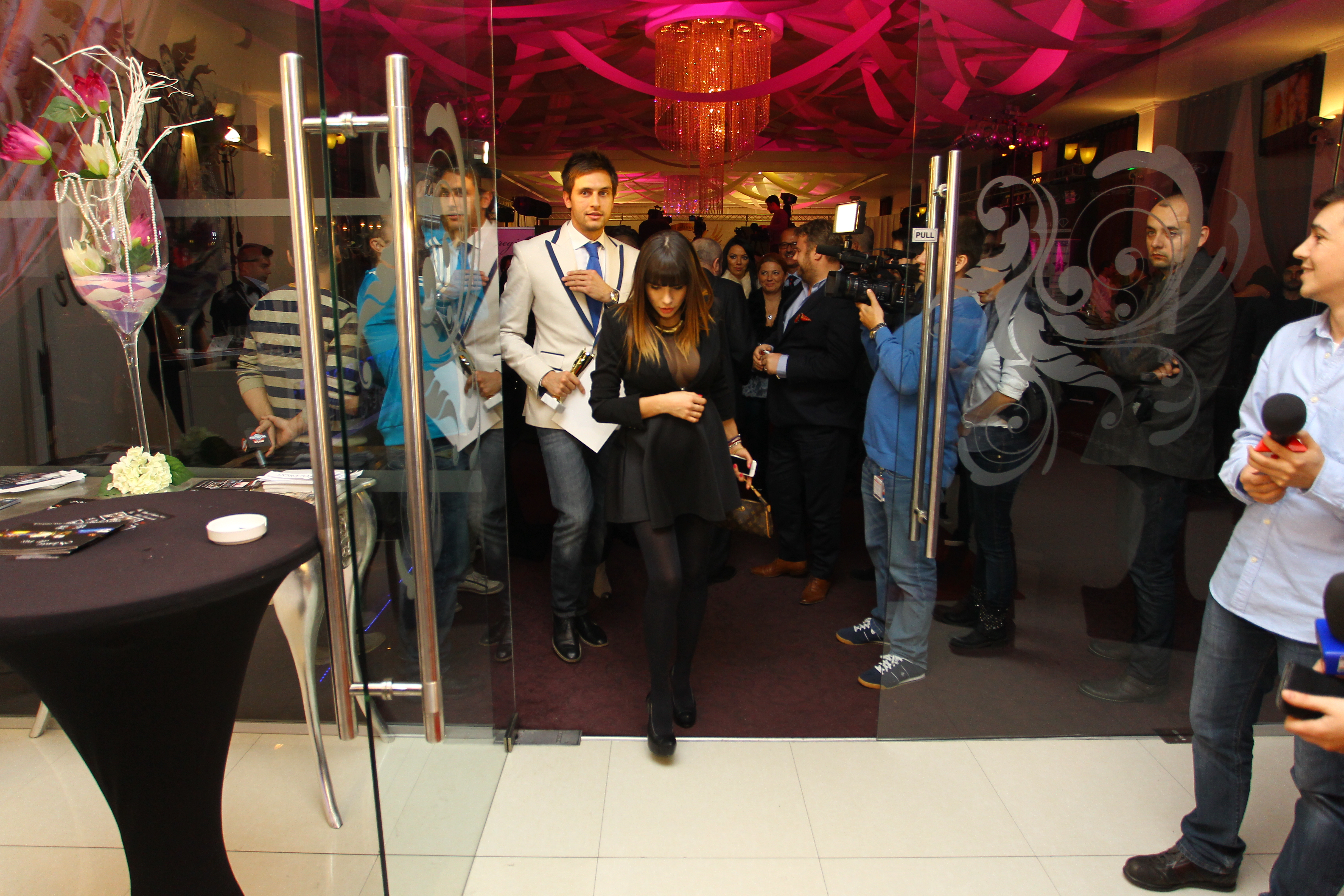 Protectoare, Nety nu isi ia deloc mana de pe burtica