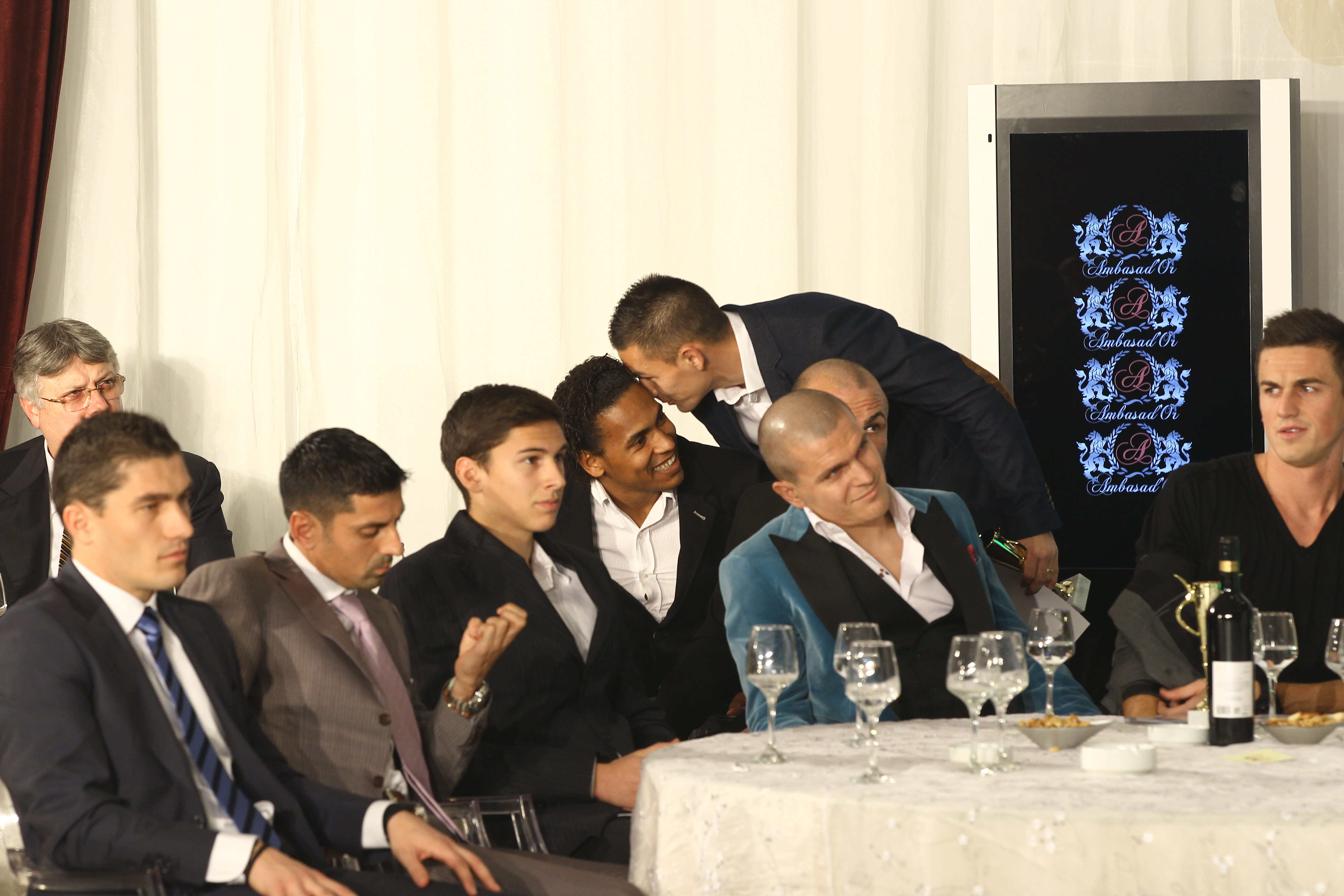 Tinerii chicoteau si isi vorbeau la ureche