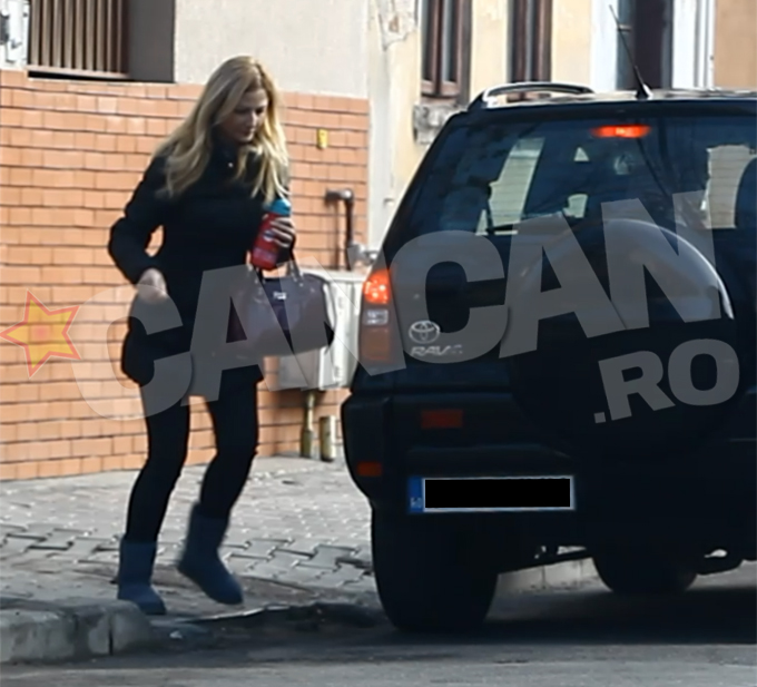 In timp ce sotia lui se ocupa de cel mic, Pantelis astepta cuminte in masina