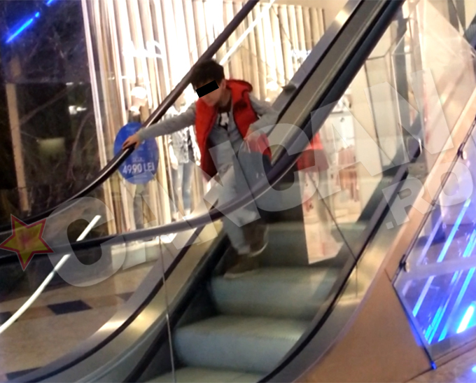 In timp ce tatal lui il cauta de zor, Marco se juca pe scarile rulante, alergand in sensul invers de mers