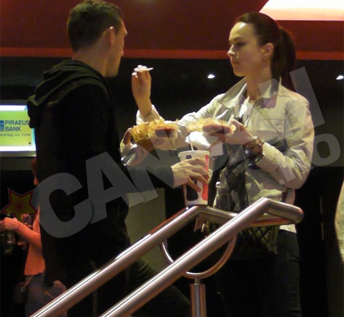 Keseru a mancat din mana sotiei lui ca un copil mic