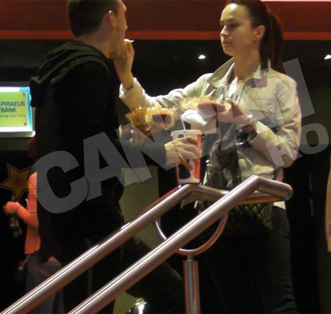 Dupa ce au mancat, Claudiu si Laura au intrat in sala de cinema