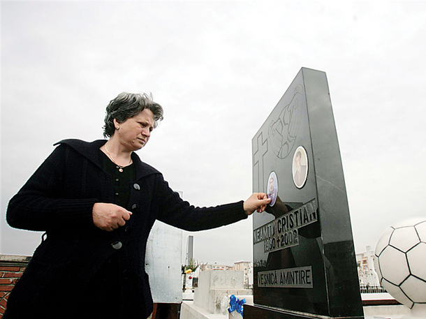 Mama lui Neamtu merge la cimitir