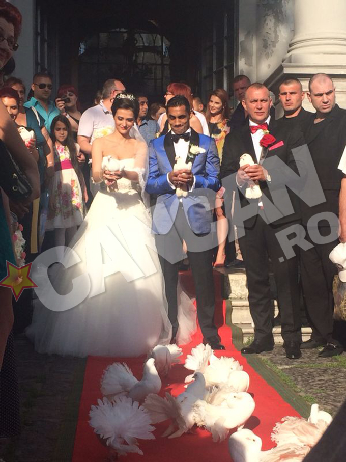 Mirii au dat drumul unor porumbei, la iesirea din biserica