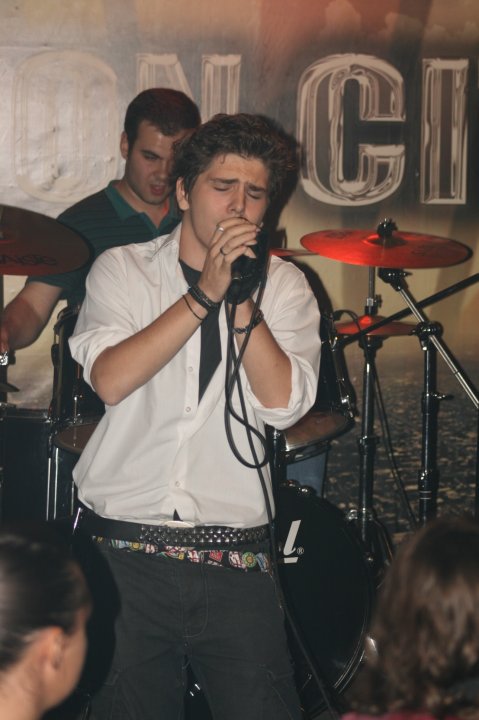 Baiatul cocheteaza si cu muzica