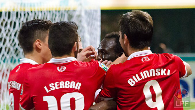 Fotografia a fost realizata in timpul meciului Chiajna- Dinamo. Conducatorii nu au avut timp sa indrepte eroarea