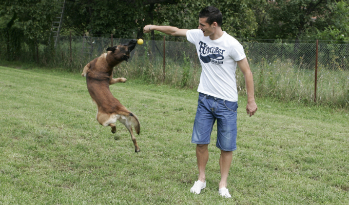 Valentin Lemnaru iubeste cainii. La inceput carierei a fost 