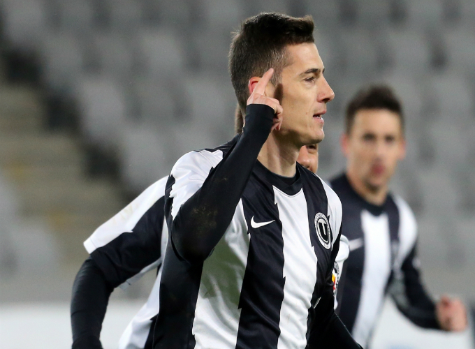 Vali Lemnaru se bucura dupa un gol