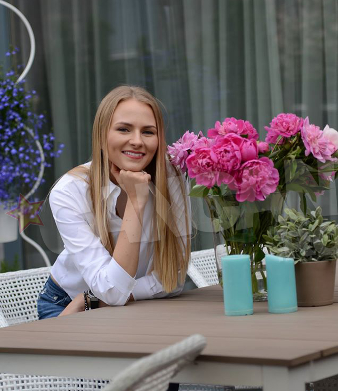 Chiar si intr-o tinuta casual, tanara este la fel de frumoasa