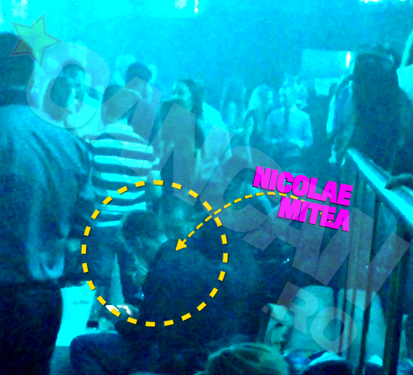 In timp ce iubita lui se intretine cu soferul, Mitea butoneaza telefonul