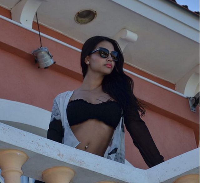 Sandra, îmbrăcată în lenjerie intimă