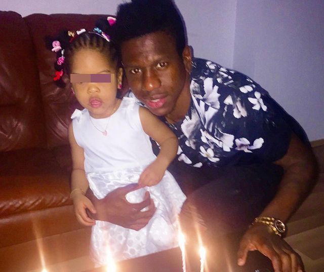 Patrik, alături de fiica sa