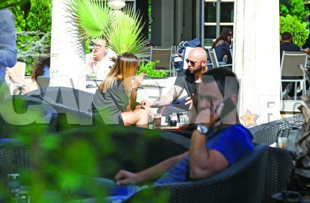 Giani înceacă săfie cât mai aproape de tânăra sexy