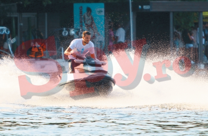 Dani Olăroiu la plimbare pe lacul Snagov