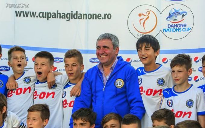 Hagi deţine o academie de fotbal care pregăteşte copiii să devină mari campioni