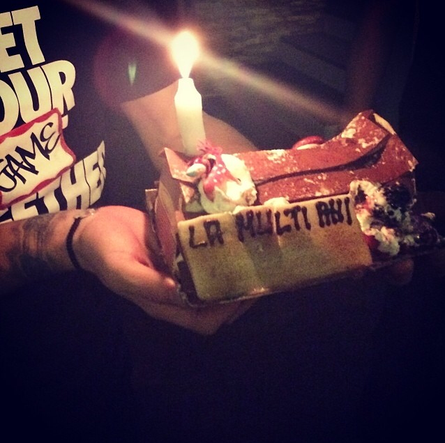 Fotbalistul i-a pregatit iubitei sale un tort supriza de ziua ei