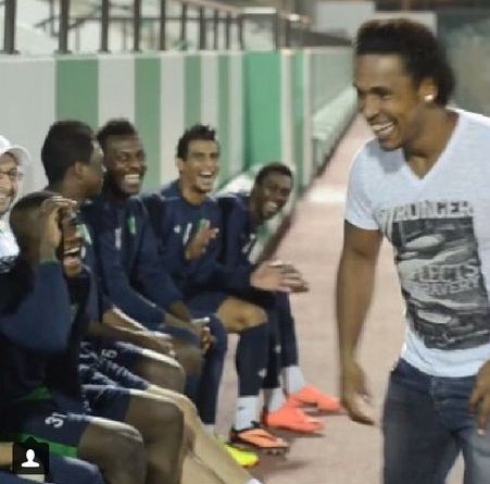 Fotbalsitul alaturi de cativa colegi si staff-ul echipei Al Ahli